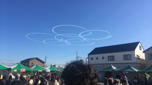 ブルーインパルス　飛行機雲