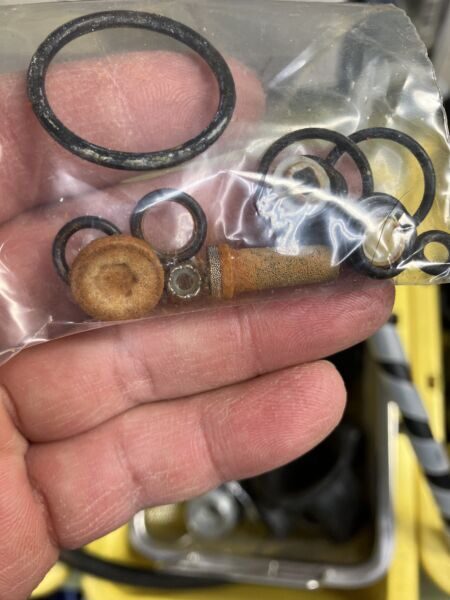 アクアラングレギュレーター 錆びた交換パーツ